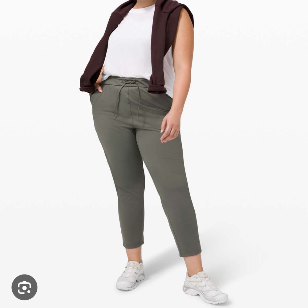 Lululemon Keep Moving Pant 7/8 High-Rise
Grey Sage | Size 12